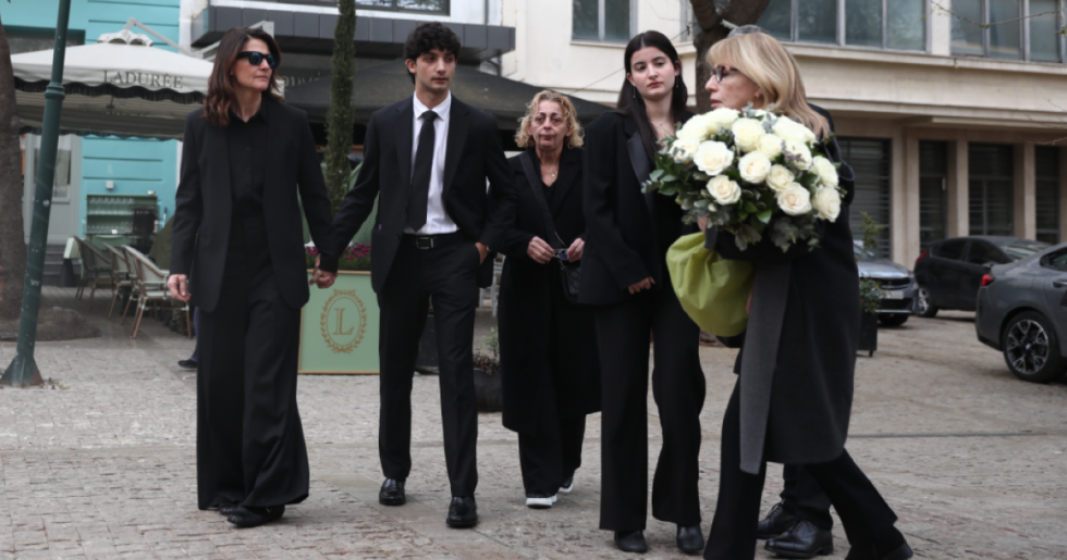Κηδεία Μαρινέλλας: Τα δάκρυα της κόρης και των εγγονιών της - Η συγκίνηση Ζαχαράτου [εικόνες - βίντεο]